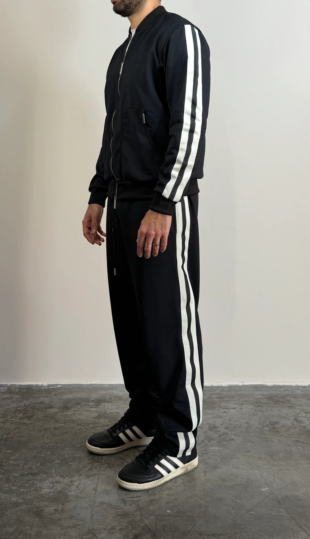 SUIT GAVROCHE CON BANDINE LATERALI A CONTRASTO